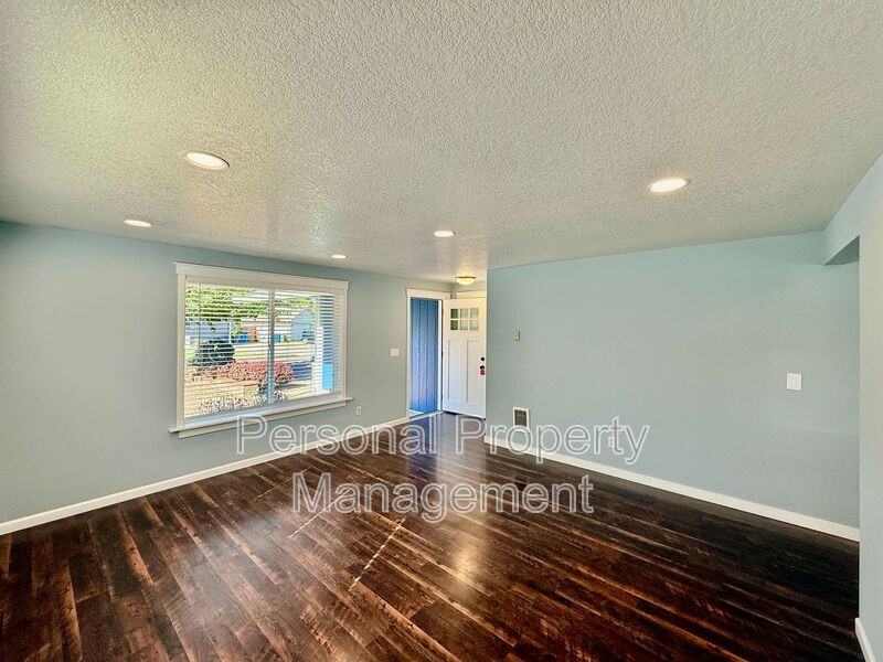 9719 Ne 60th Ave - Photo 3 of 15