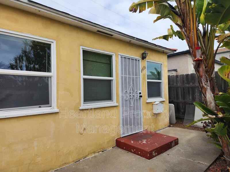 848 1/2 Emerald St - Photo 2 of 9