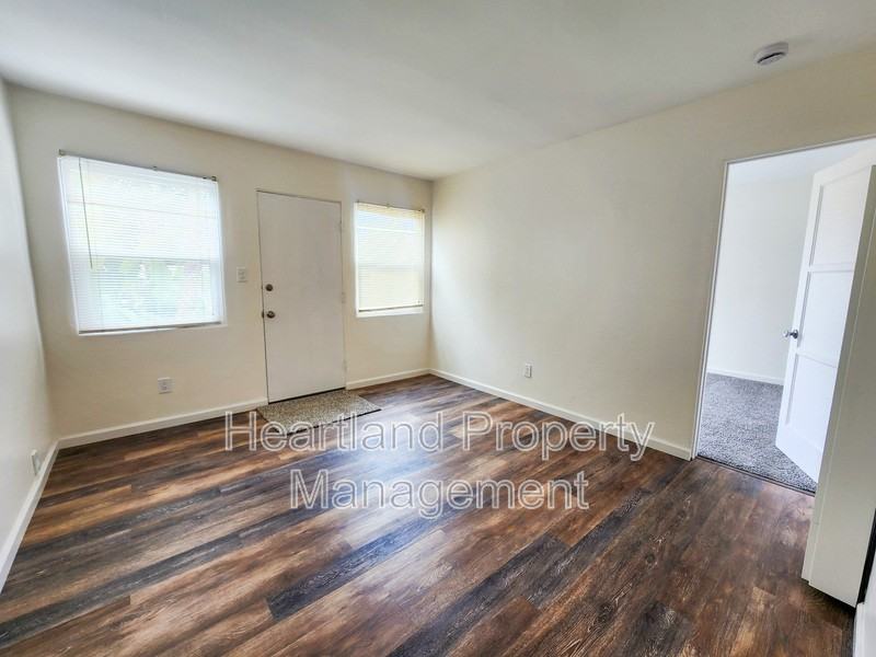 848 1/2 Emerald St - Photo 4 of 9