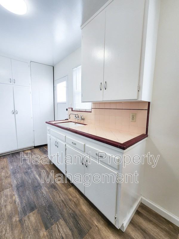 848 1/2 Emerald St - Photo 5 of 9