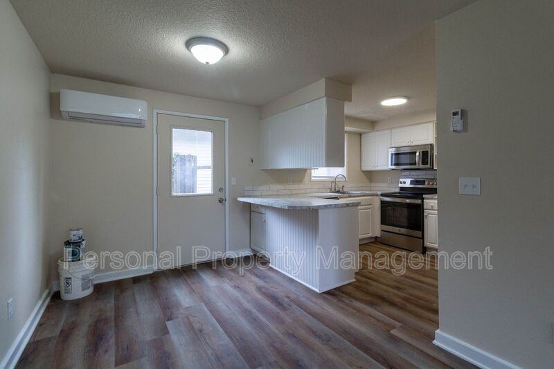 1327 Z St #B - Photo 3 of 10
