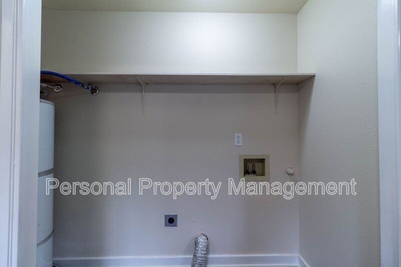 1327 Z St #B - Photo 4 of 10