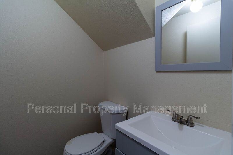 1327 Z St #B - Photo 5 of 10