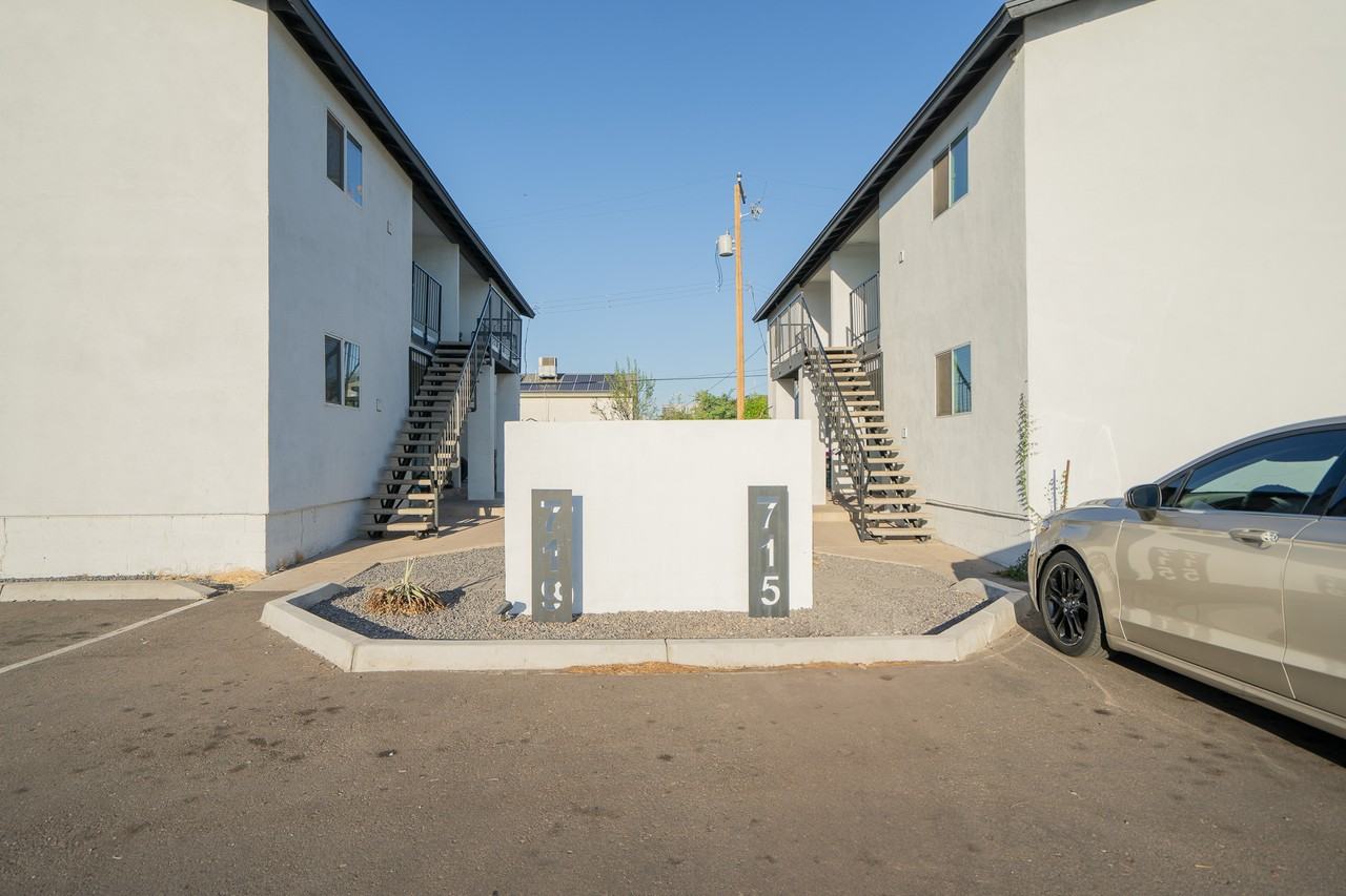 715 N 12Th Ave - Photo 2 of 3