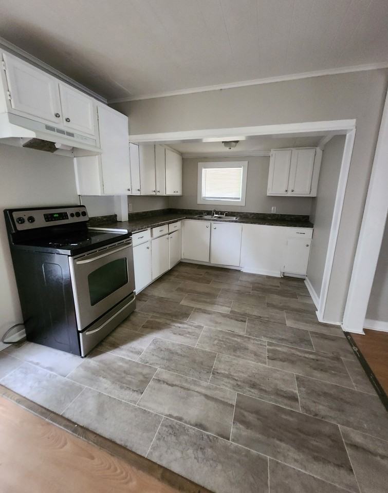 220 Walker St - Photo 3 of 10