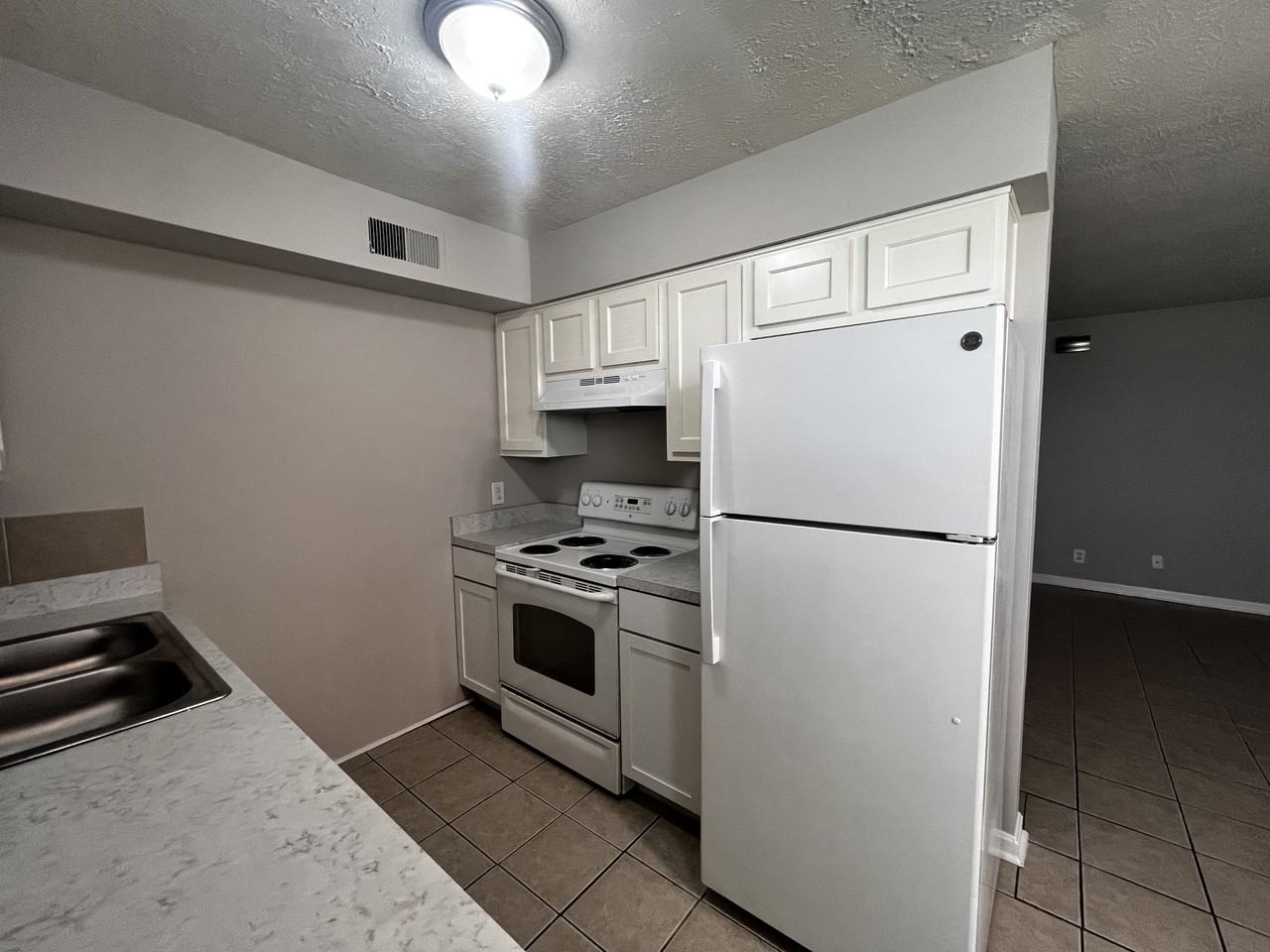 4401 Landside Dr - Photo 3 of 11