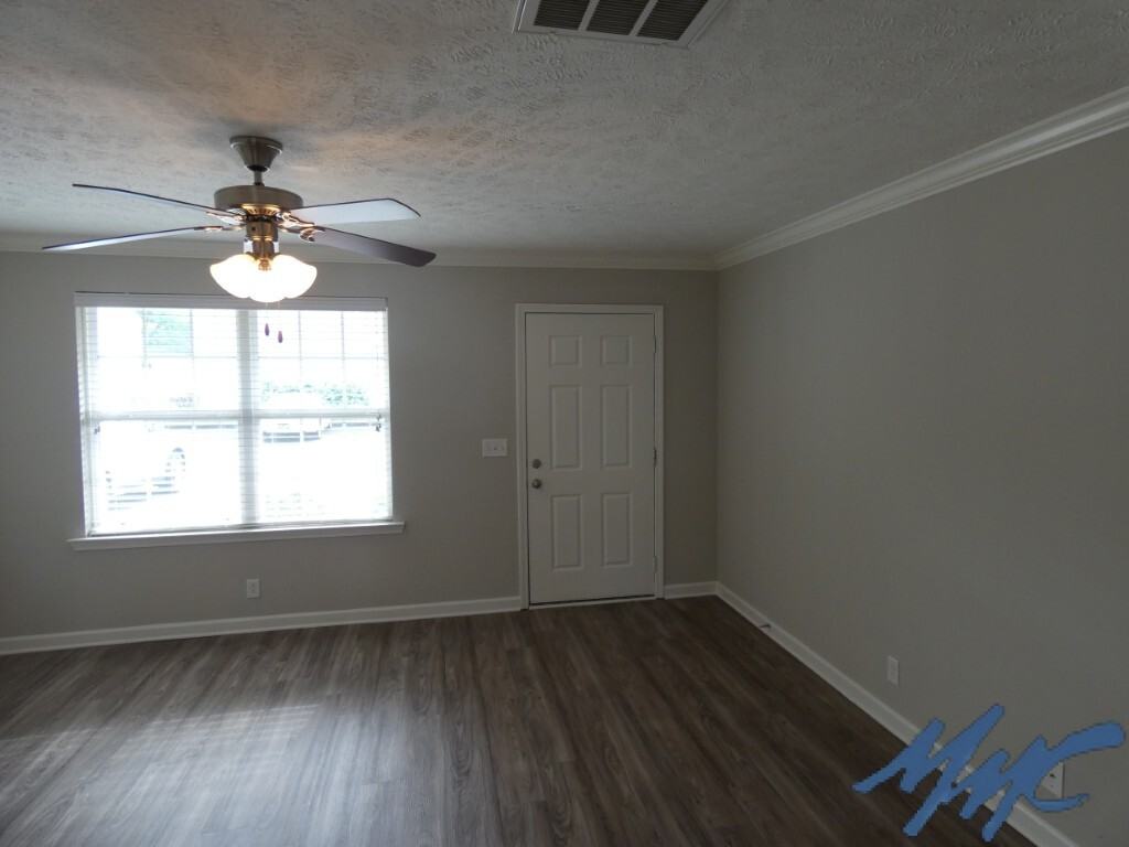 1423 Clydesdale St - Photo 3 of 24