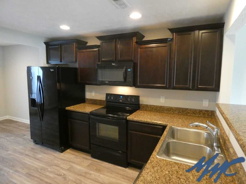 1423 Clydesdale St - Photo 4 of 24