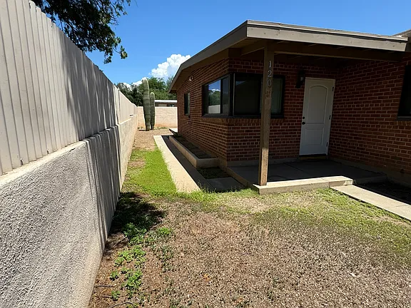 120 North Campbell Avenue - Photo 5 of 14