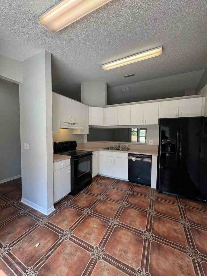 8039 Ridgeglen Cir E - Photo 3 of 32