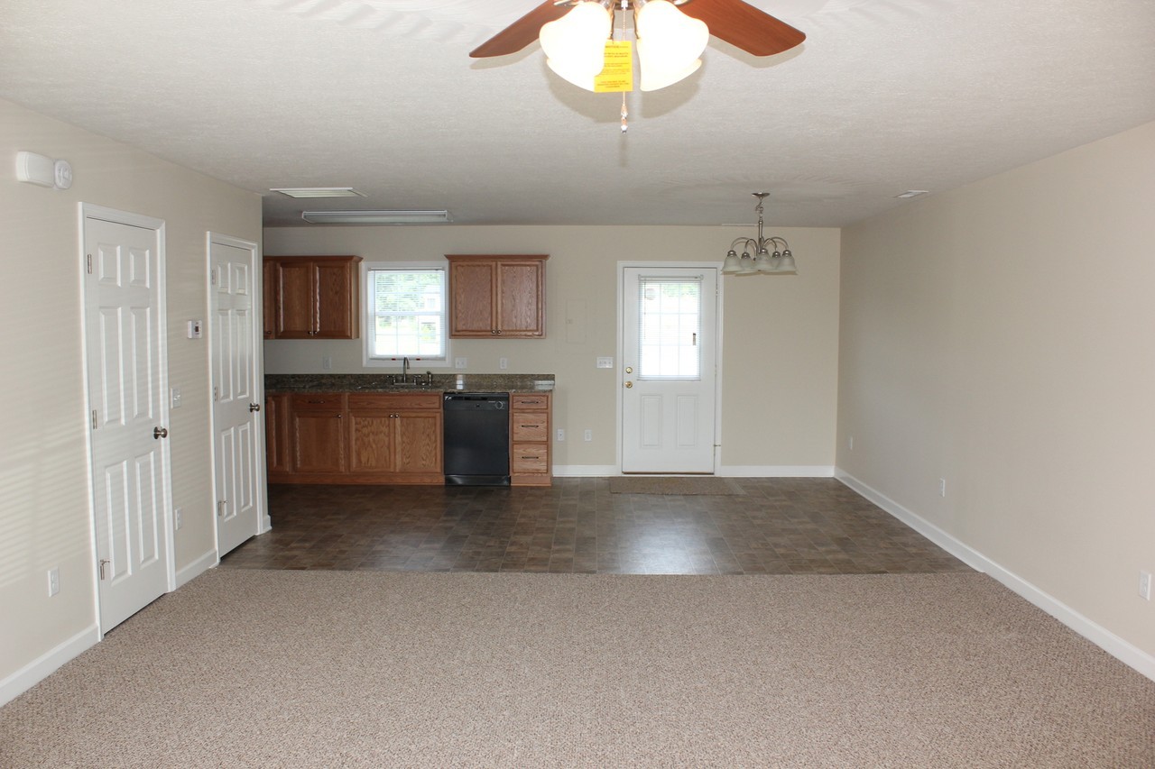 820 Carson Cir - Photo 4 of 17
