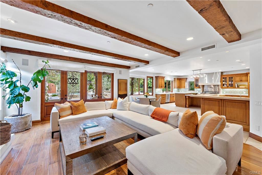 206 Driftwood Rd - Photo 2 of 8