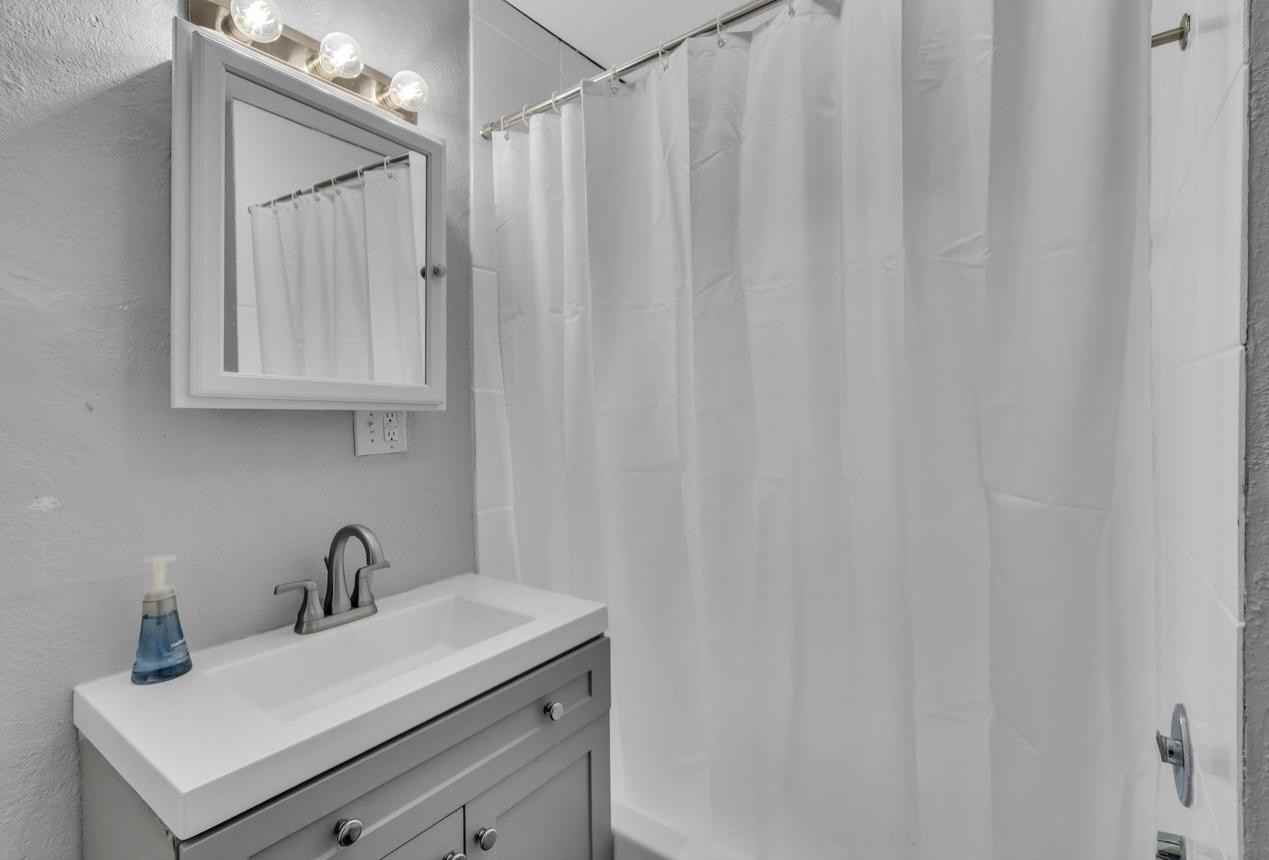 Collins St - Photo 2 of 8