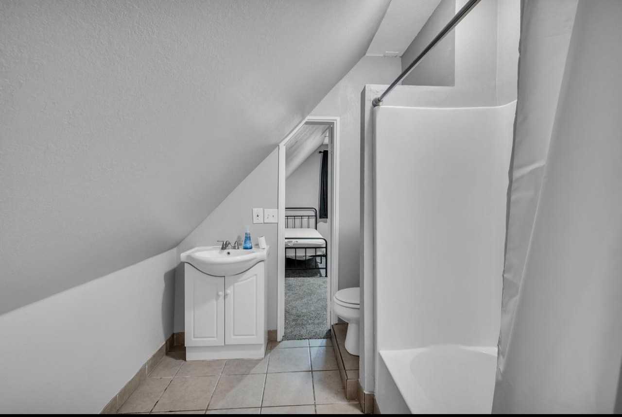 Collins St - Photo 3 of 8