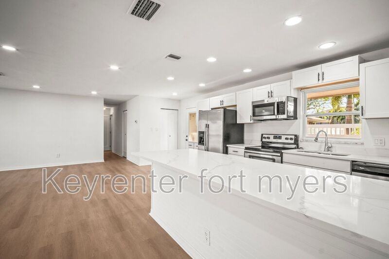 4293 Island Circle #2