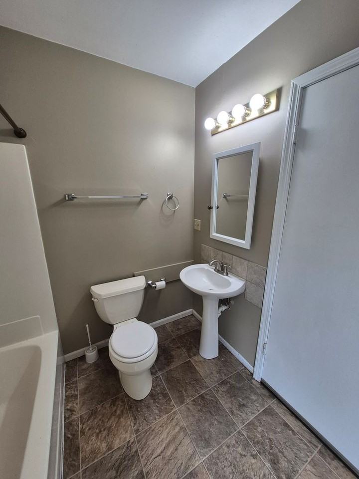 1001 S Hinshaw Ave - Photo 7 of 15