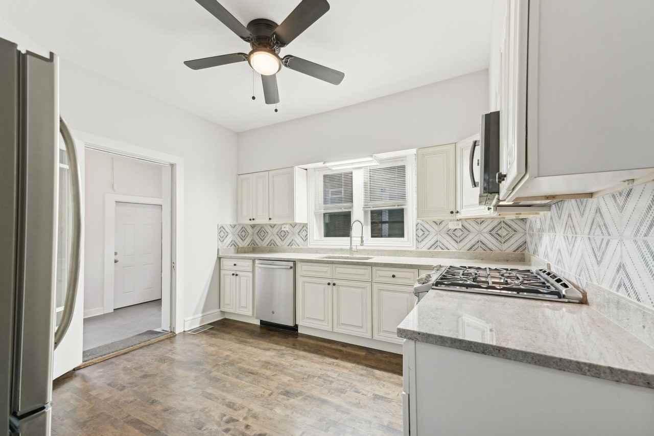 8423 S Colfax Ave - Photo 4 of 24