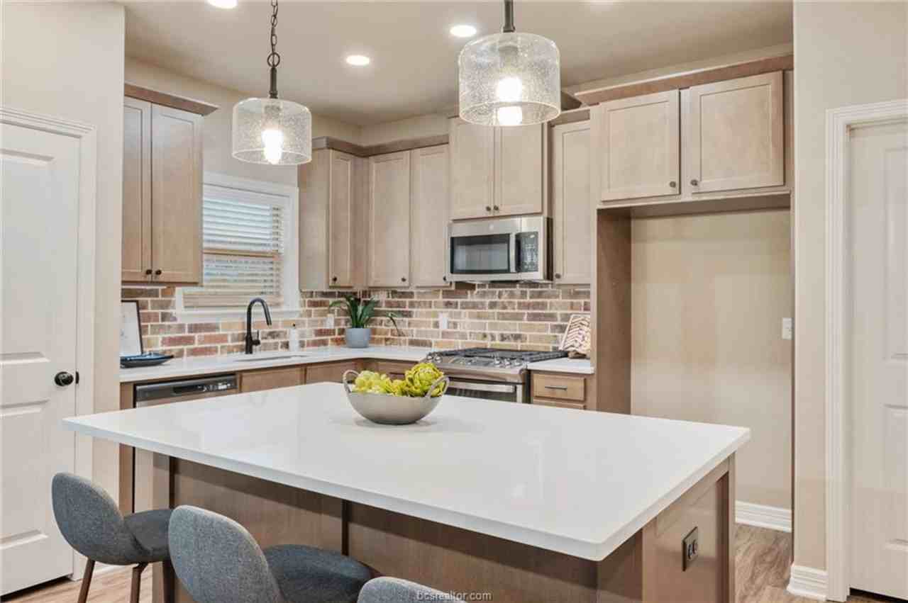 2812 Bombay Dr - Photo 2 of 18
