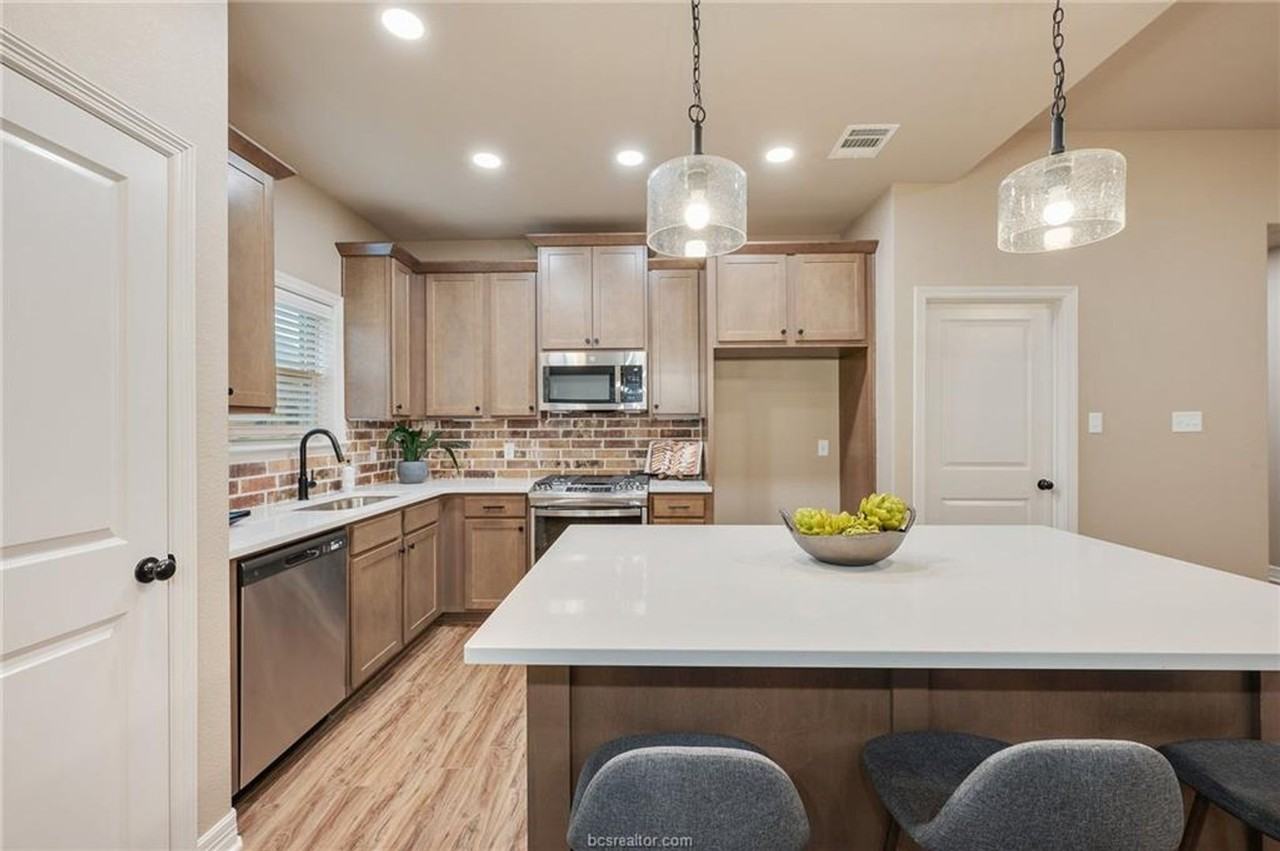 2812 Bombay Dr - Photo 3 of 18