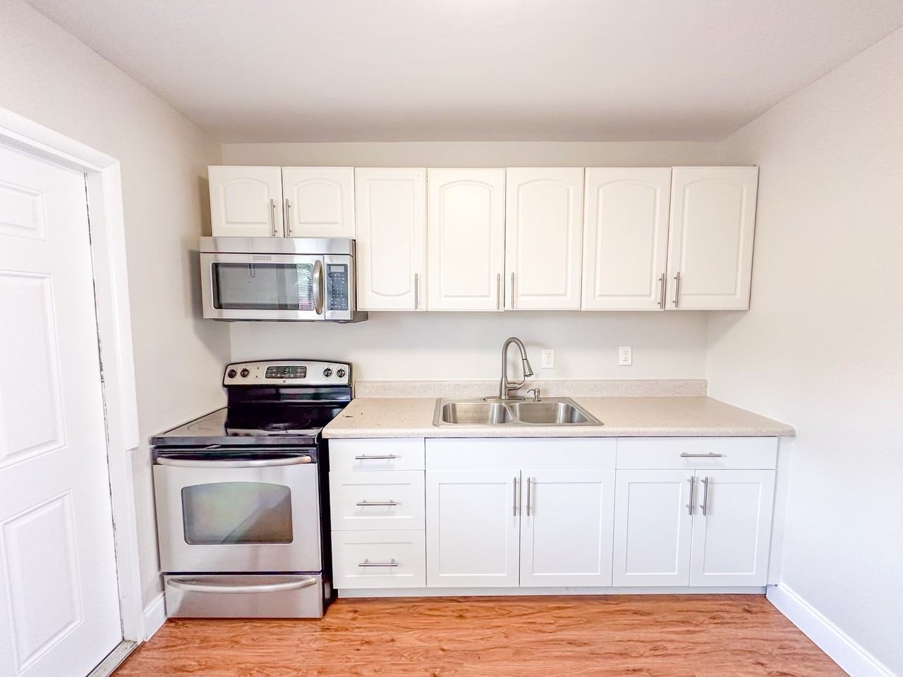 821 3rd Street A - Photo 4 of 28