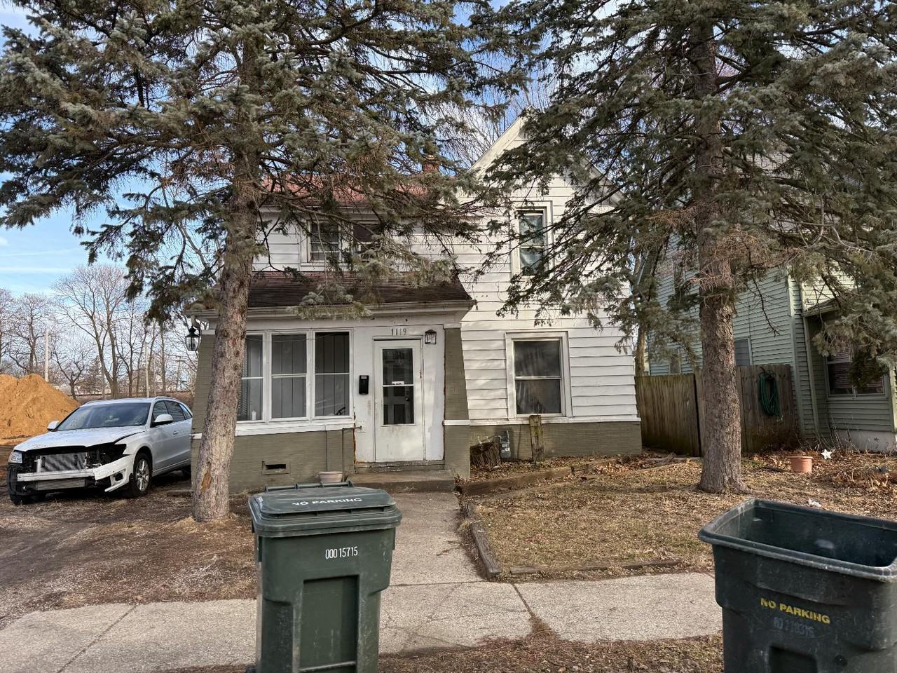 1119 E Broadway St - Photo 2 of 2