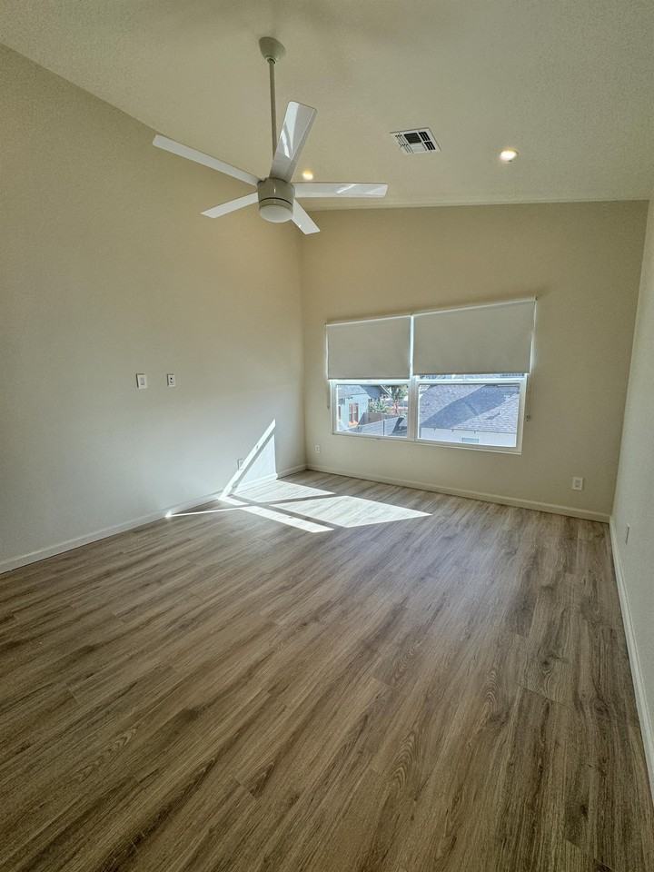 1510 W Monroe St #B - Photo 3 of 8