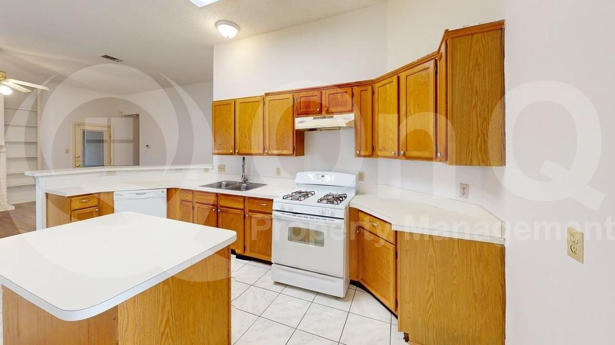 733 Rockett Ln - Photo 3 of 21