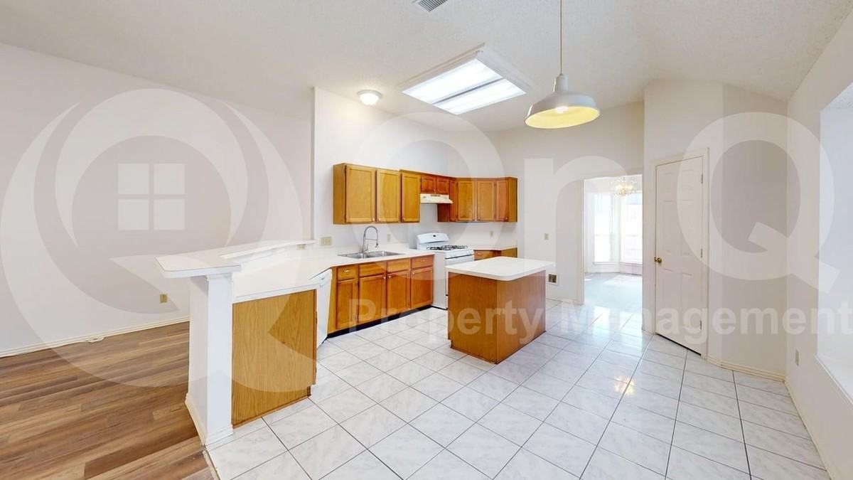 733 Rockett Ln - Photo 4 of 21