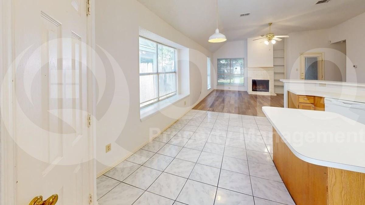 733 Rockett Ln - Photo 5 of 21