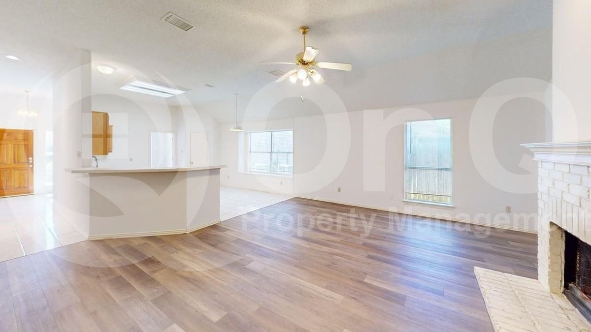 733 Rockett Ln - Photo 6 of 21