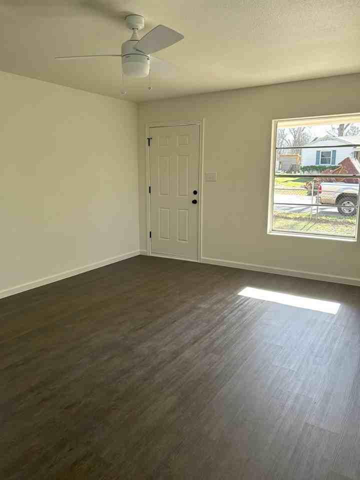 208 Forrest St - Photo 4 of 5