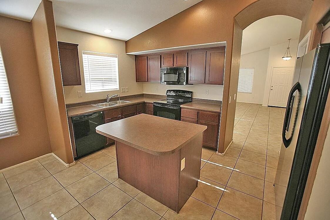 9902 W Melinda Ln - Photo 5 of 19