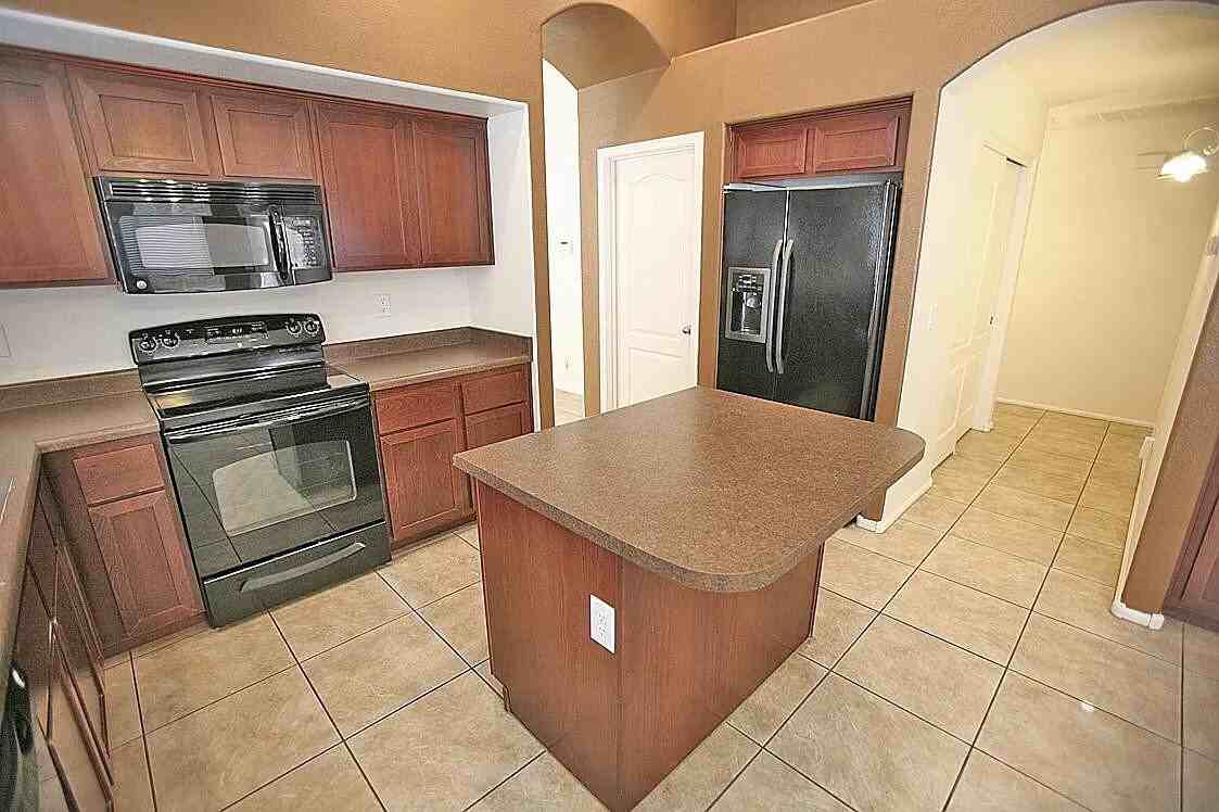 9902 W Melinda Ln - Photo 6 of 19