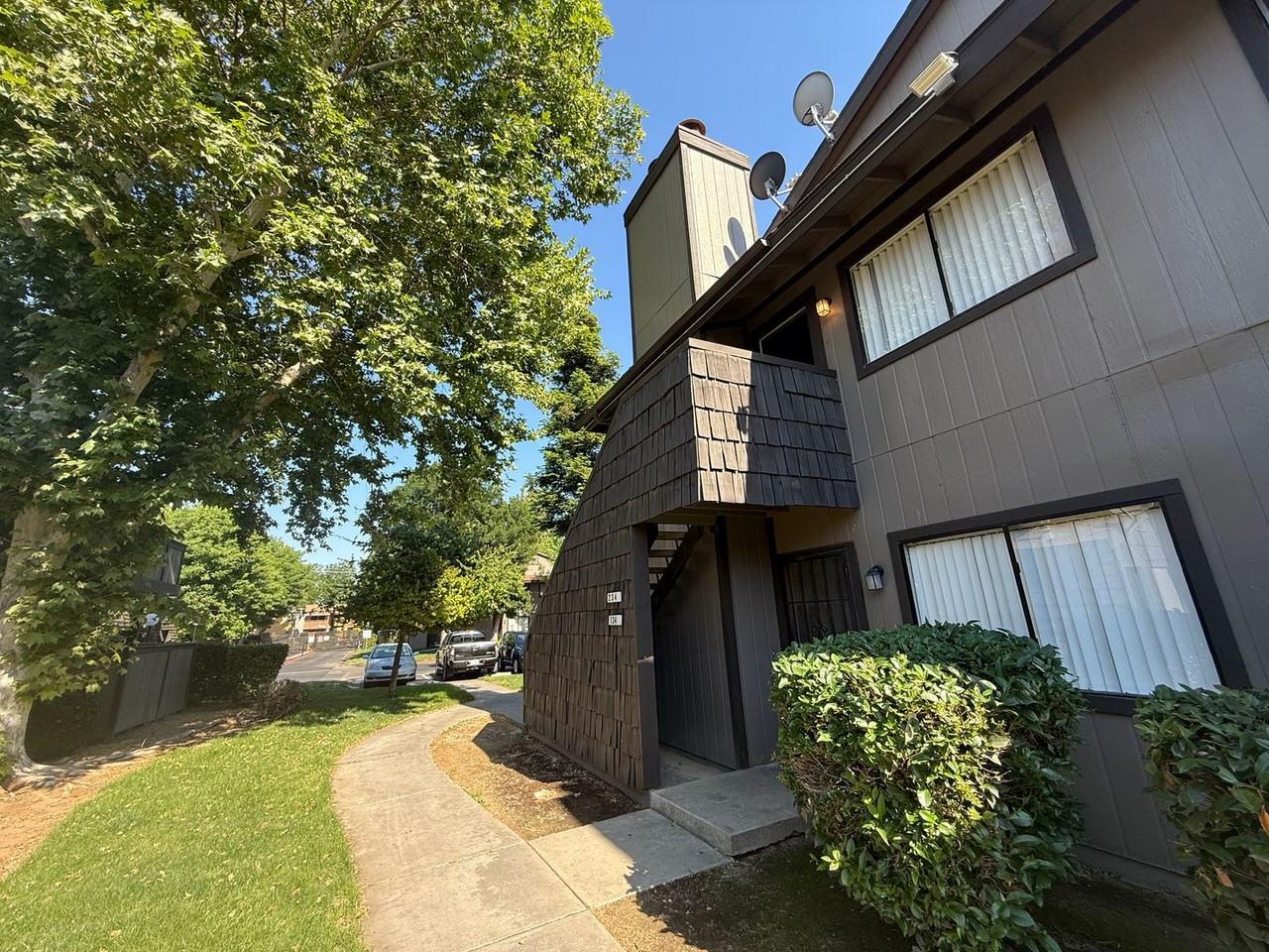 1190 S Winery Ave - Photo 4 of 33