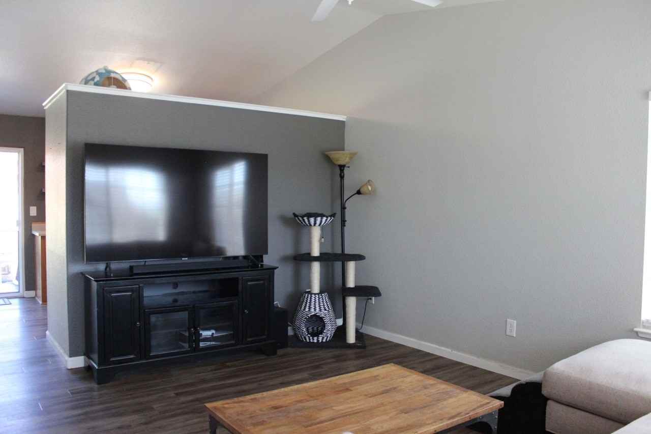 17450 Crystal Canyon Blvd - Photo 2 of 11