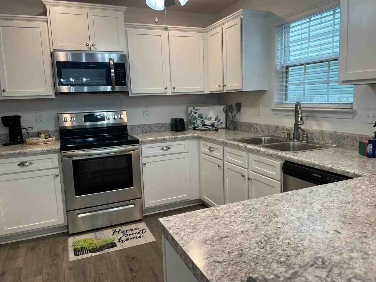 448 Eisenhower Dr - Photo 4 of 14