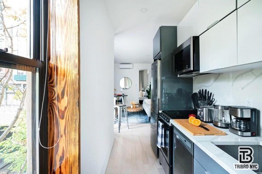 513 W 48th St - Photo 4 of 8