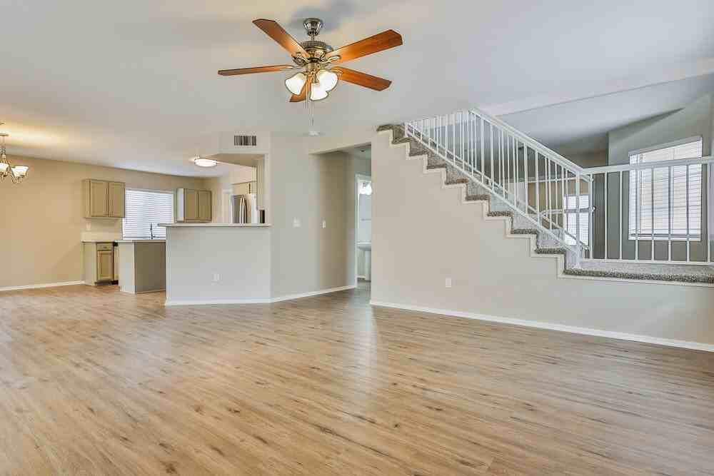 942 E Whitten St - Photo 4 of 17