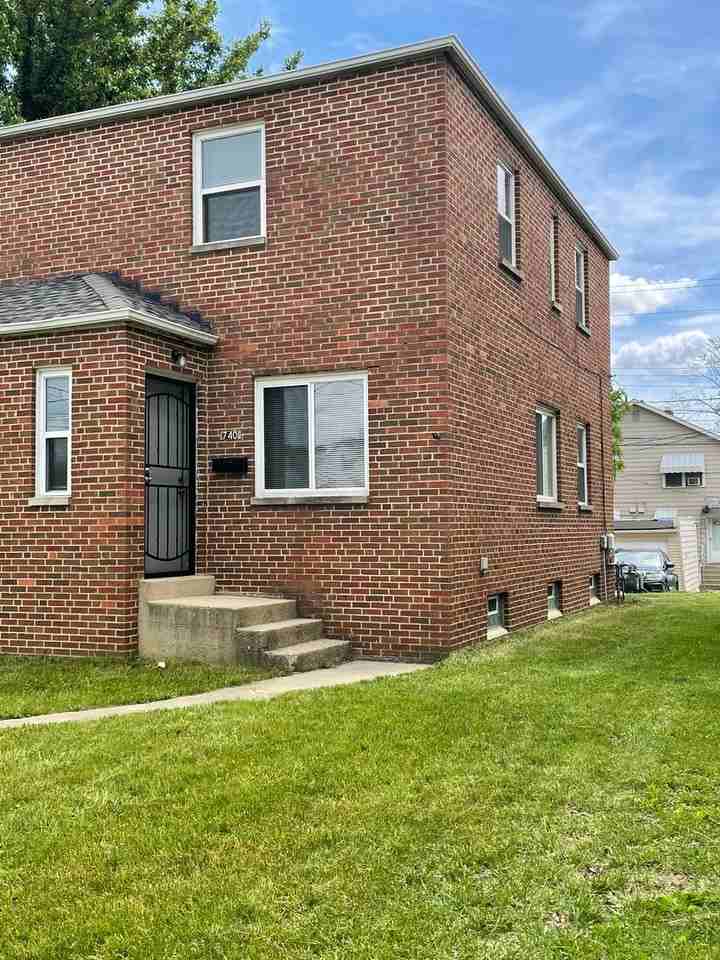 740 S Harris Ave - Photo 3 of 26