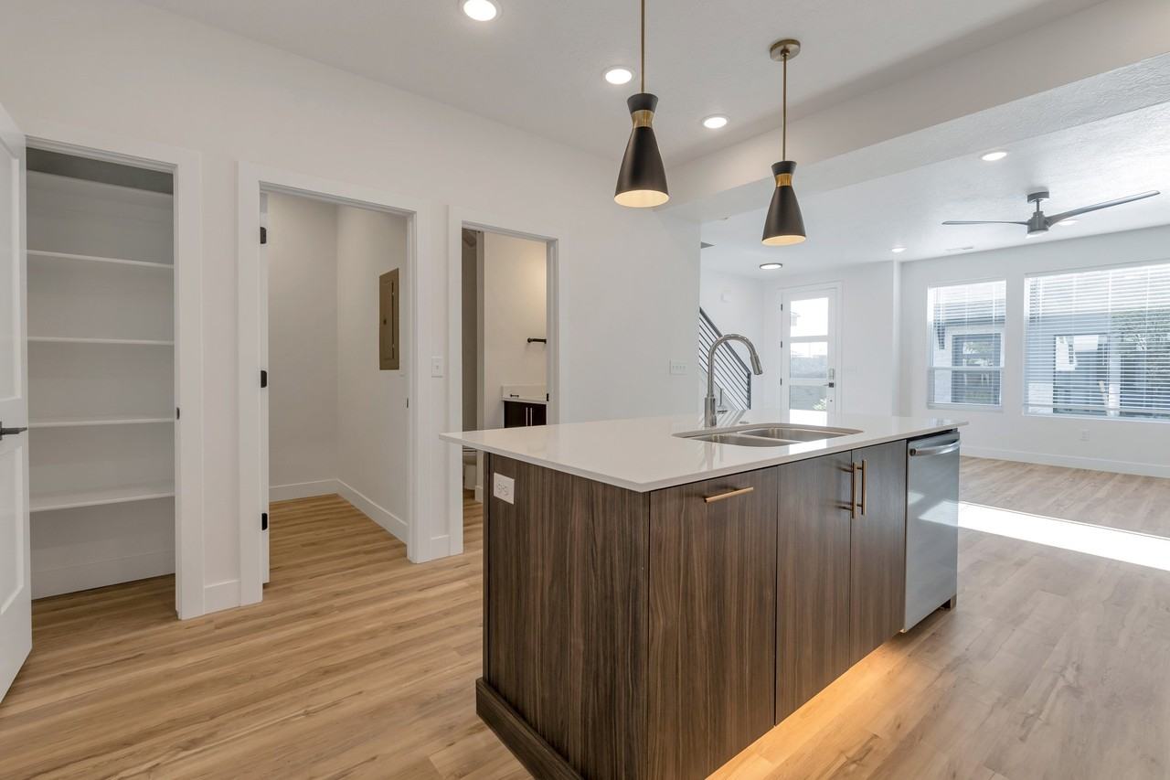 4321 Ws #D - Photo 3 of 16