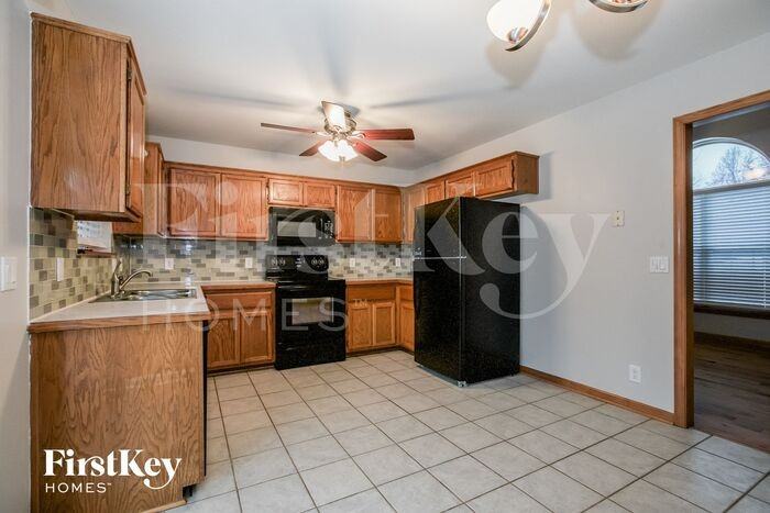 812 E 14th St - Photo 3 of 6