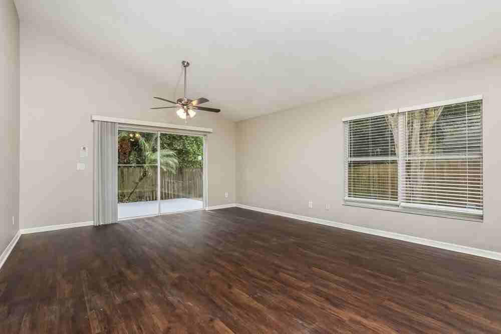 13709 Valleybrooke Ln - Photo 3 of 16