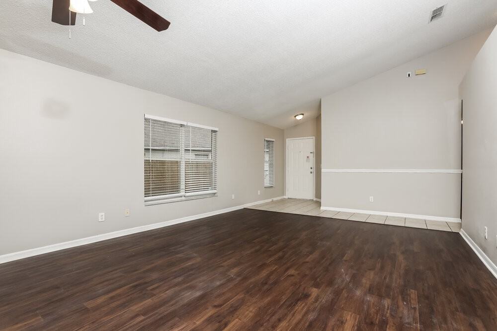 13709 Valleybrooke Ln - Photo 4 of 16
