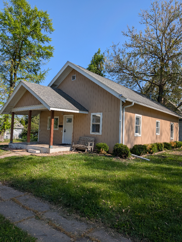 602 8th Ave W - Photo 2 of 14