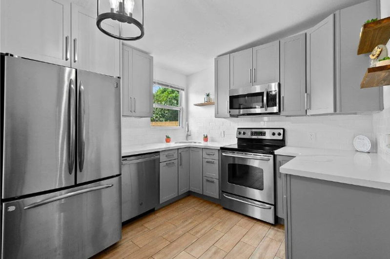 3421 Pinewood Ave - Photo 6 of 48