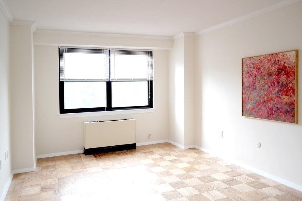 9 Hawthorne Pl - Photo 4 of 12