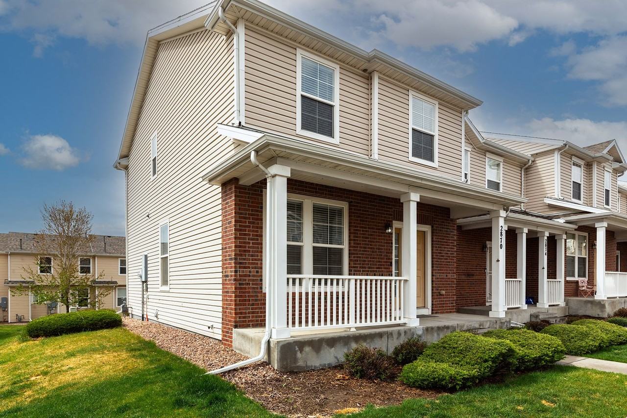 2870 2870 Tumblewood Gr - Townhouse End - Photo 2 of 22