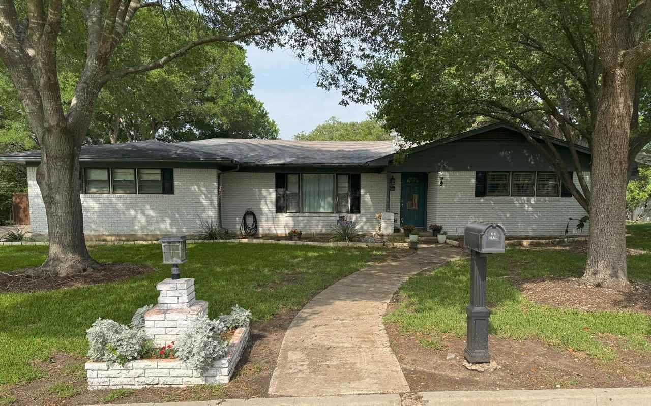 717 Falcon Dr - Photo 2 of 20