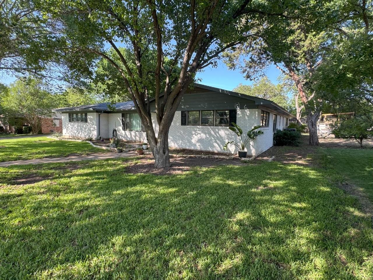 717 Falcon Dr - Photo 3 of 20