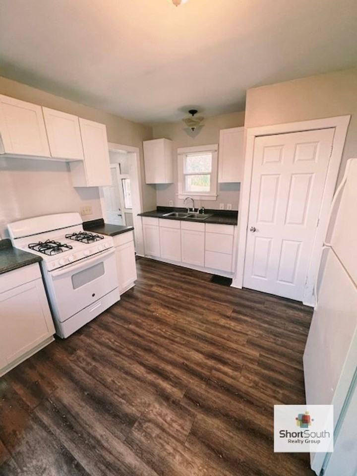 614 Neland Ave Se - Photo 4 of 11
